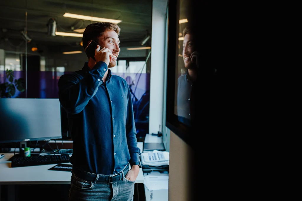 Strategisch inkoper aan het bellen